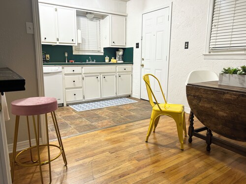 Charming 2-bedroom house honoring musics Outlaws and Legends