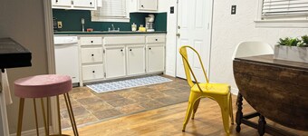 Charming 2-bedroom house honoring musics Outlaws and Legends