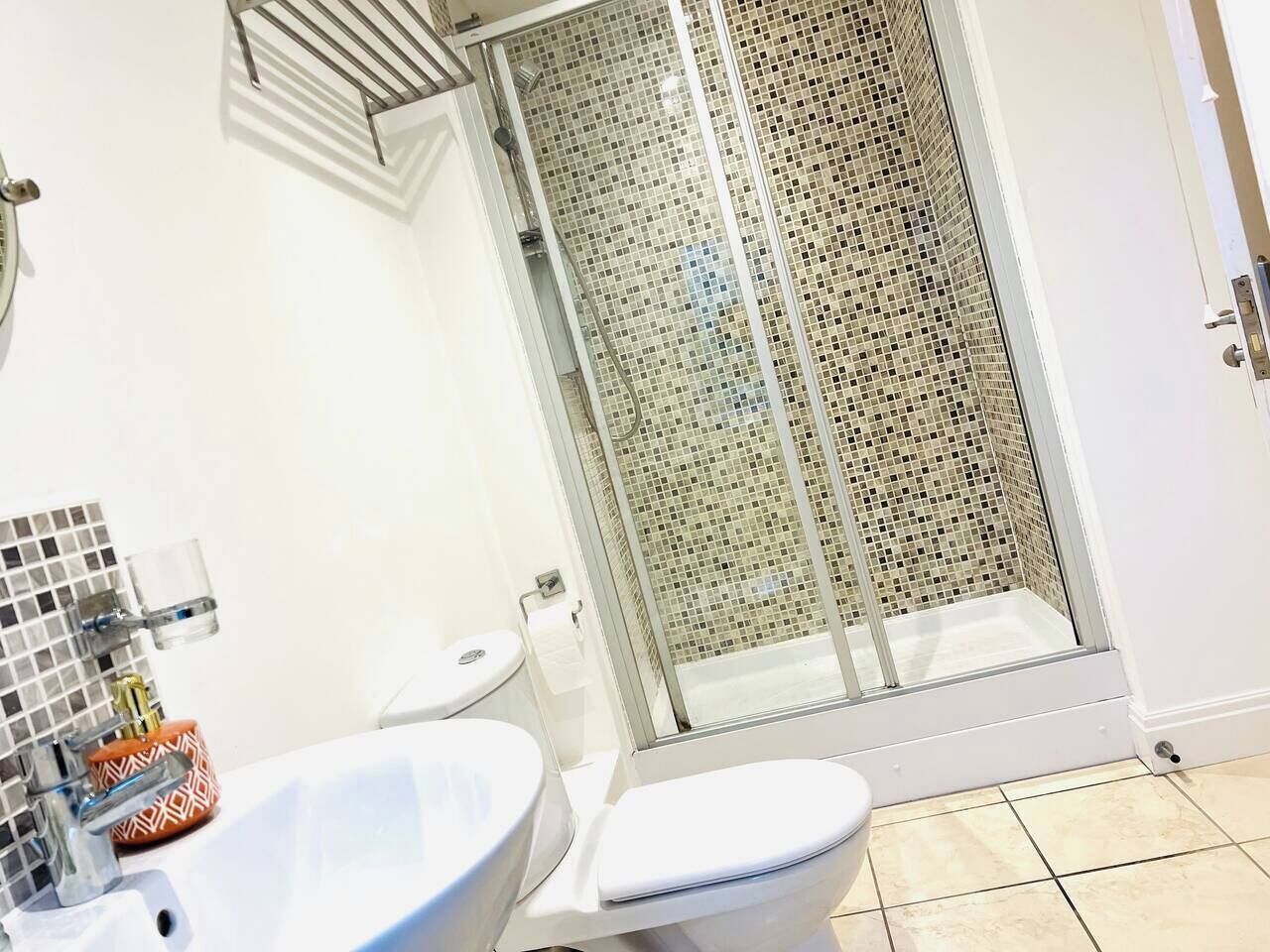 Douche, sèche-cheveux, serviettes fournies, savon