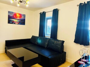 TV - Hereford stays - Exceptionally Clean & Elegant (Hereford)