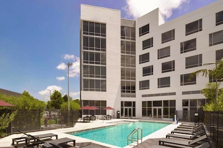 Outdoor pool. Kompose Boutique Hotel Miami Airport