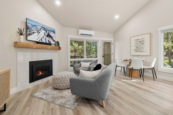 Una Smart TV, una chimenea, un reproductor estéreo