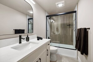 Ducha, secador de pelo, toallas y jabón