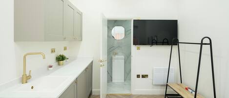 Tabla de planchar con plancha, wifi, ropa de cama