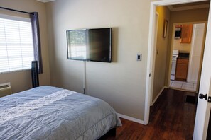 2 bedrooms, WiFi, bed sheets - The Wrigley Nook (Long Beach)