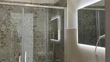 Kostenlose Toilettenartikel, Haartrockner, Handtücher, Seife