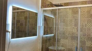 Kostenlose Toilettenartikel, Haartrockner, Handtücher, Seife