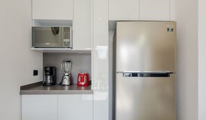 Frigorífico, microondas, horno y placa de cocina