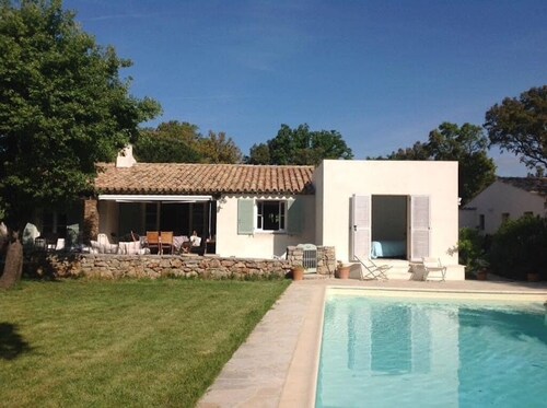 Provencal villa with swimming pool on a golf course close to the beach