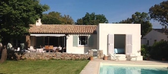 Provencal villa with swimming pool on a golf course close to the beach