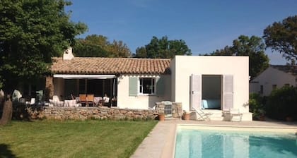 Provencal villa with swimming pool on a golf course close to the beach