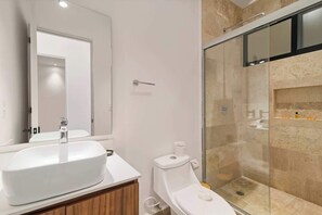 Ducha, secador de pelo, toallas