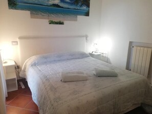 3 camere, una scrivania, ferro/asse da stiro, Wi-Fi gratuito