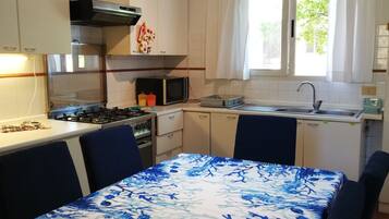 KĂŒhlschrank, Mikrowelle, Ofen, Herdplatte