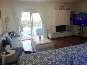 Smart TV, caminetto, impianto stereo