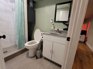 シャワー、ヘアドライヤー、タオル、石鹸