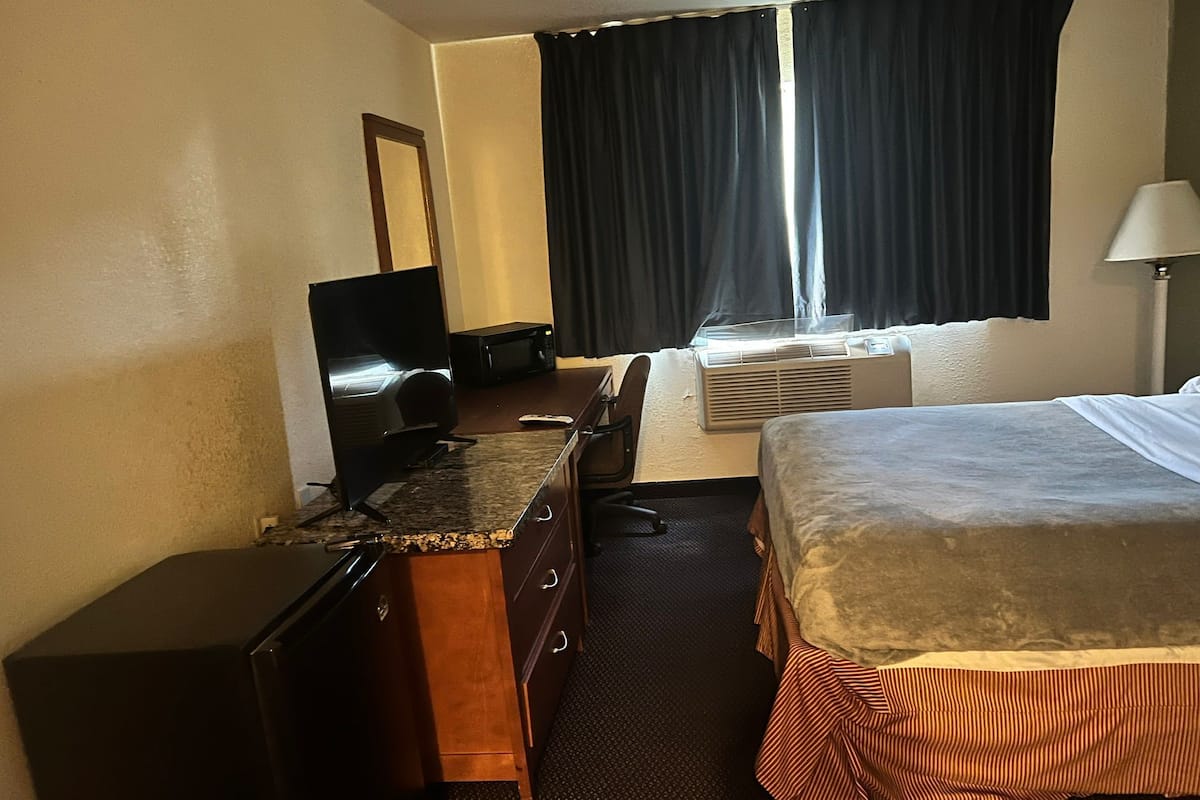 Room, 1 Queen Bed, Non Smoking | Desk, iron/ironing board, free WiFi, bed sheets
