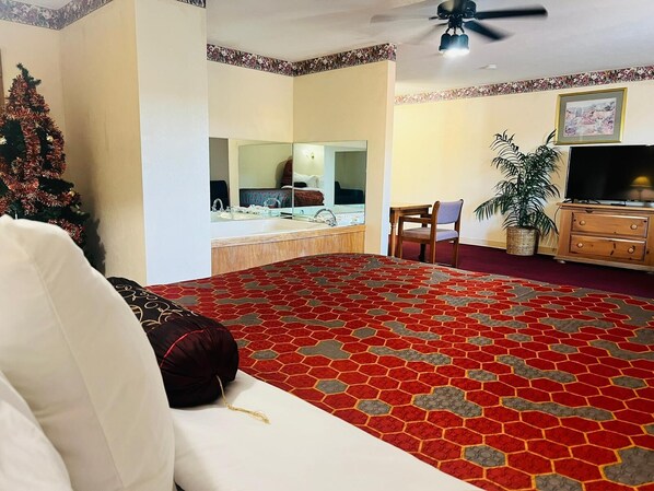 Escritorio, tabla de planchar con plancha, wifi gratis y ropa de cama