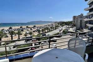 Outdoor dining - Apartment by the Beach in Spain (Estartit)
