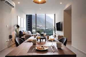 Apartment, Multiple Beds, Mountain View | In-room dining