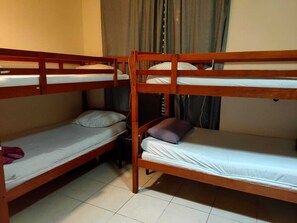 1 Schlafzimmer, Zimmersafe, Schreibtisch, Bügeleisen/Bügelbrett