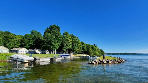 A lakeside property with houses, docks, and boats.