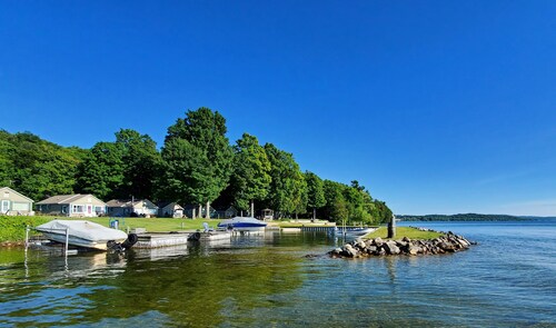 3BR cottage on SE Lake Leelanau with private beach, marina and playground!