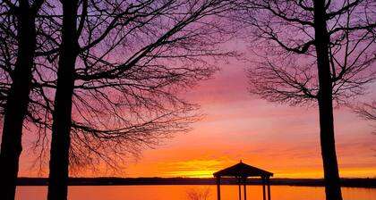 New Listing! 3br cottage on Lake Leelanau with beach, boat launch, playground!
