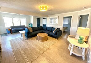 Smart TV, fireplace, books - 3BR cottage on SE Lake Leelanau with private beach, marina and playground! (Traverse City)