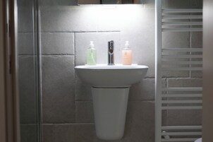 Habitación doble | Baño | Artículos de higiene personal gratuitos, albornoces, jabón y champú