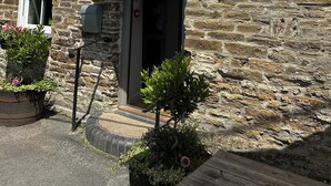 A building with a sign reading "St Tudy Inn." - St Tudy Inn (Bodmin)