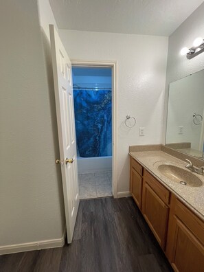 Deluxe Room | Bathroom | Towels, toilet paper - Mamma's House (Houston)