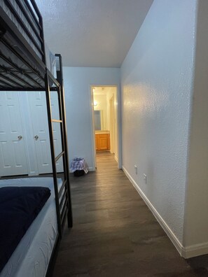 Laptop workspace, free WiFi - Mamma's House (Houston)