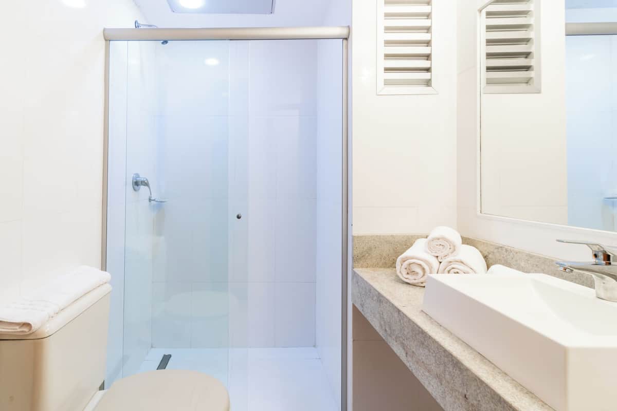Standaard Twin kamer | Badkamer | Een douche, handdoeken, zeep, shampoo