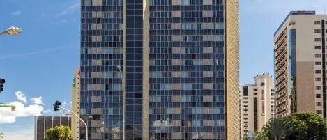 Un hôtel moderne, un gratte-ciel à la façade vitrée, avec de nombreux étages et une enseigne bien visible indiquant le « Brasilia Tower Hotel ».