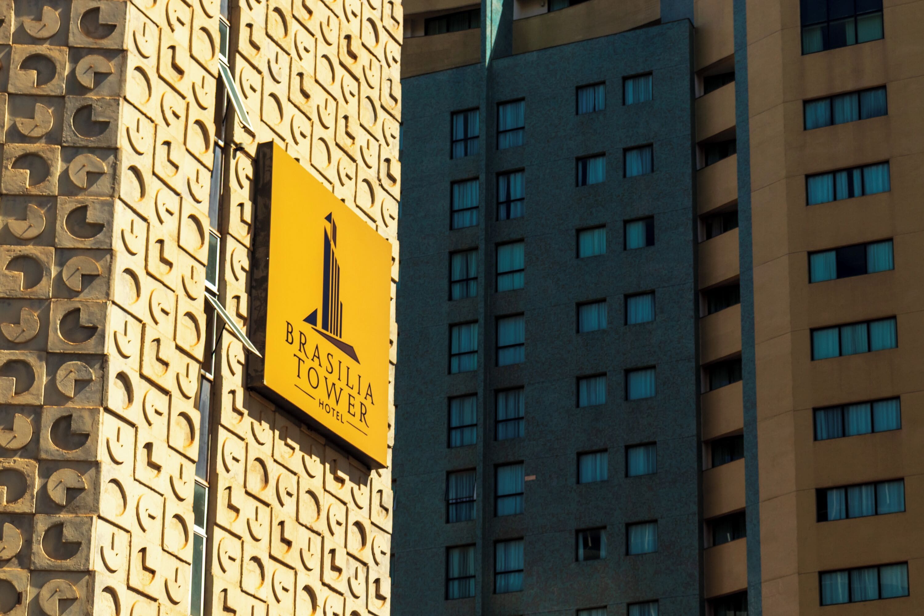 Un edificio con una fachada llamativa que presenta un patrón geométrico repetitivo.