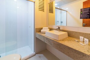 Een douche, handdoeken, zeep, shampoo