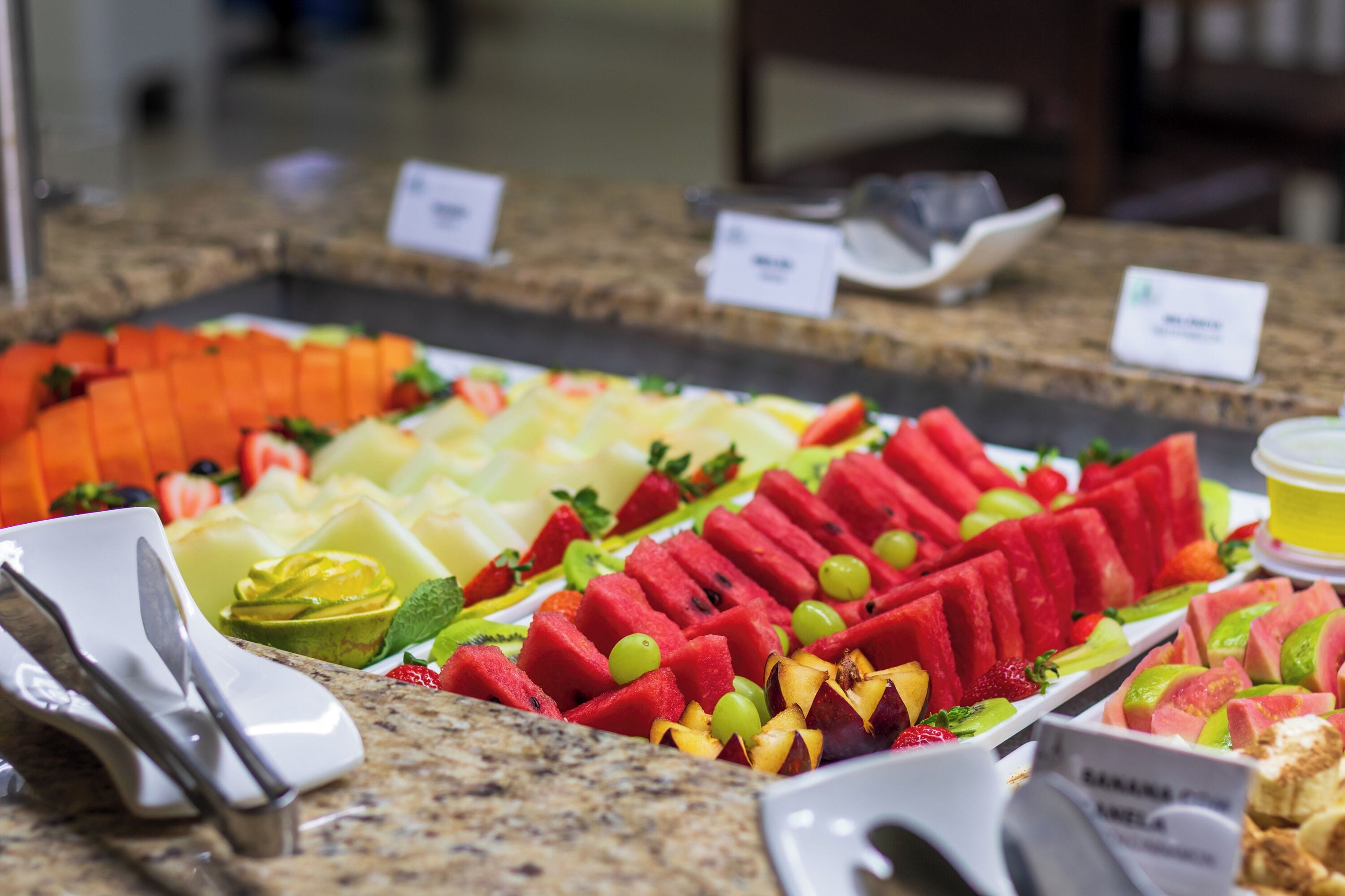 A buffet with various fruits and a sign indicating 'SABORES'.