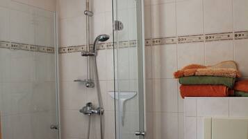 Douche, sĂšche-cheveux, serviettes fournies, savon