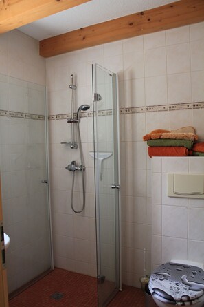 Een douche, een haardroger, handdoeken, zeep