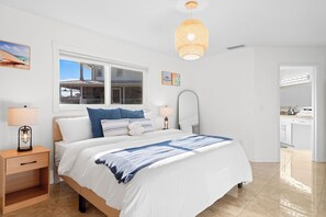 3 soverom, skrivebord, strykejern/-brett og reiseseng for barn