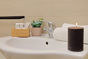 Dusche, Haartrockner, Bidet, Handtücher