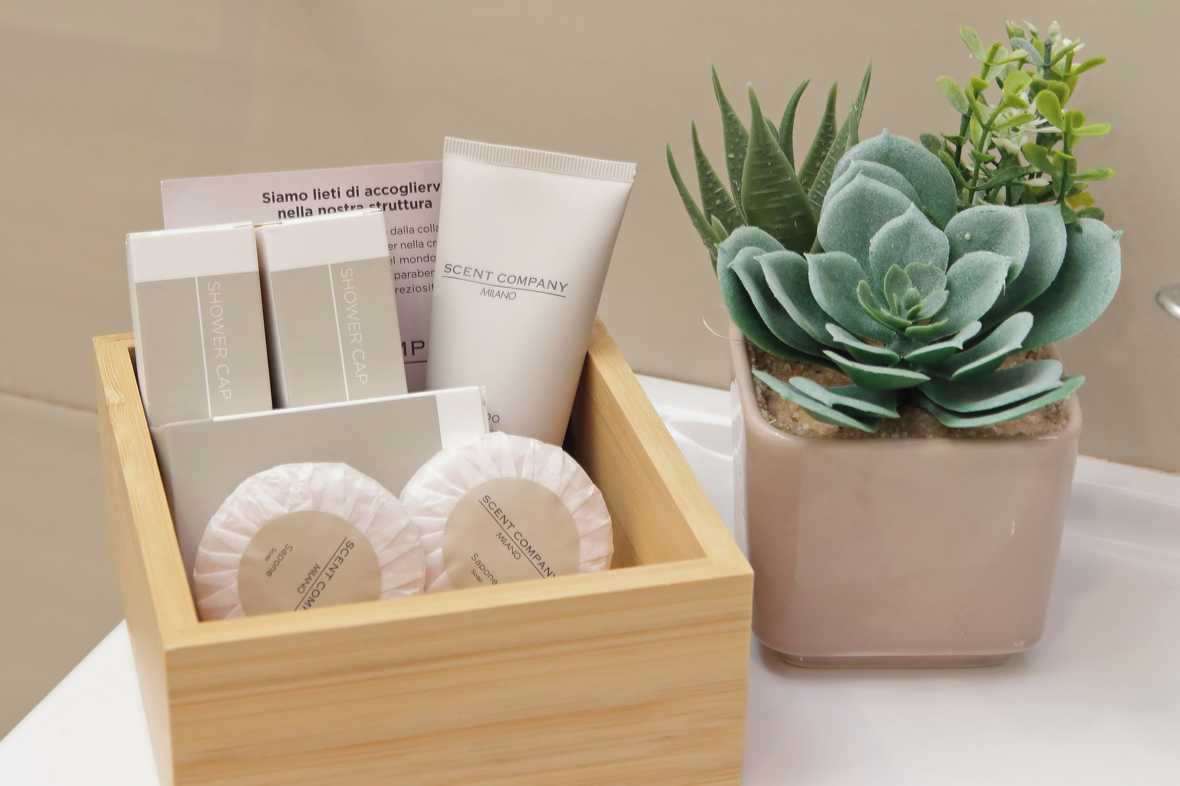 Douche, sèche-cheveux, bidet, serviettes fournies