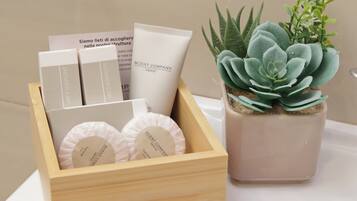 Douche, sĂšche-cheveux, bidet, serviettes fournies