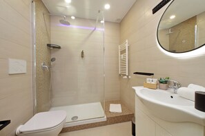 Douche, sèche-cheveux, bidet, serviettes fournies