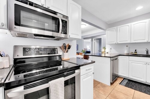Lovely Home in R. Oak near Birmingham! Gorgeous, pet-friendly, king bed, deck!
