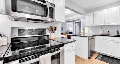 Lovely Home in R. Oak near Birmingham! Gorgeous, pet-friendly, king bed, deck!