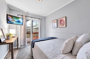 3 bedrooms, iron/ironing board, WiFi, bed sheets - Lovely Home in R. Oak near Birmingham! Gorgeous, pet-friendly, king bed, deck! (Royal Oak)