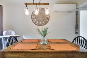 Maison, 4 chambres, balcon | Salle à manger