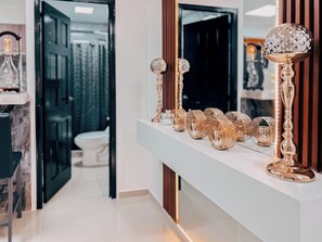 Cubrecamas, decoración personalizada, muebles diferentes y wifi gratis